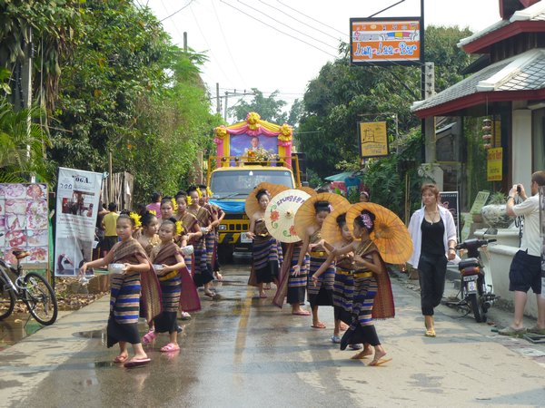 K6 Songkran Parade dancing girls