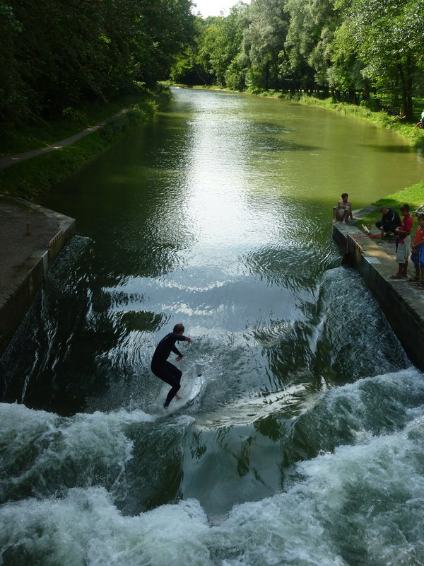 D5 River surfing