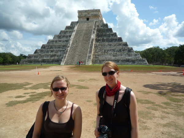 Ayleen  und ich vor der grossen Pyramide in Chichen Itza