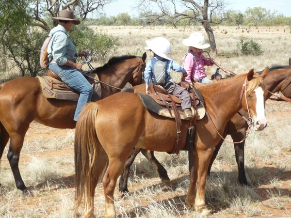 auch Luke und Grace kamen schon auf ihren eigenen Pferden mit zum Rindertreiben!