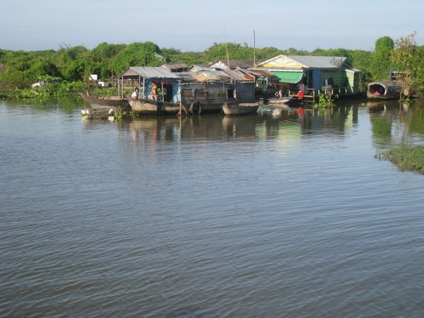 Bosetting langs innsjoen i Cambodia