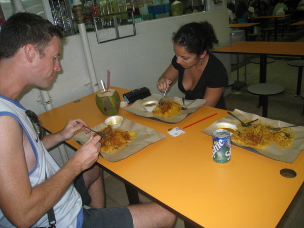 Simen, Nichole og undertegnede spiser lam&curry