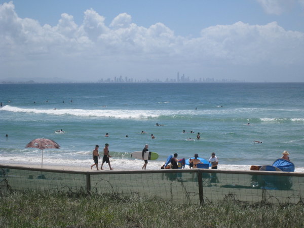 Beachen i Coolangatta med Surfers Paradise i bakgrunnen