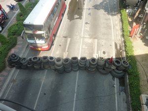 31 - Tyre barricades
