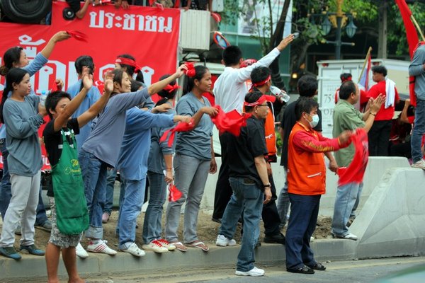Construction workers take time off to welcome the Red Shirts