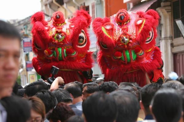 Dancing dragon heads