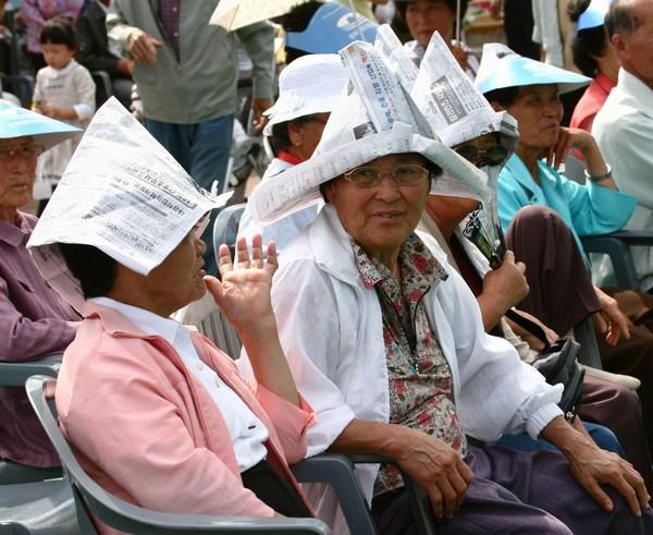 More folks with more traditional hats