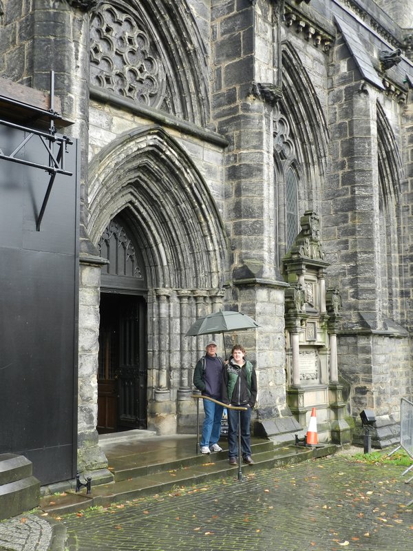 Larry and Will Check Out Glasgow Cathedral 