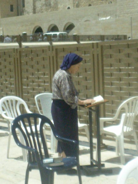 Jewish woman praying