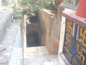 Qutubuddin Tomb - cross road on west side