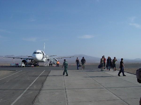 O aeroporto de Calama, no meio do deserto. 