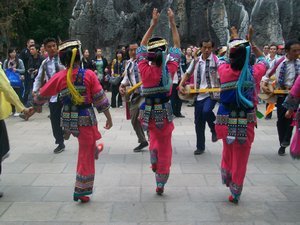 Tradicional dancers in Shilin