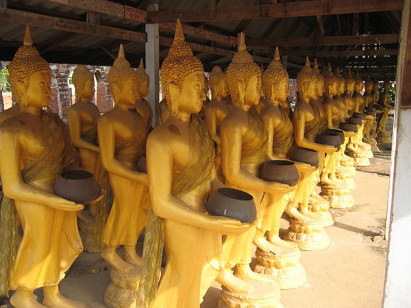 Statues to collect offerings 