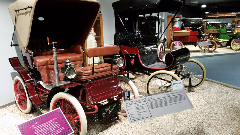 A 1901 De Dion – Bouton (Left) and a 1902 Oldsmobile