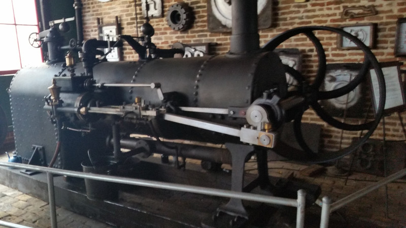 Most Folks Will Realize This Is A Steam Engine, Indeed The Connecting Rods Resemble The Drivers On A Steam Locomotive