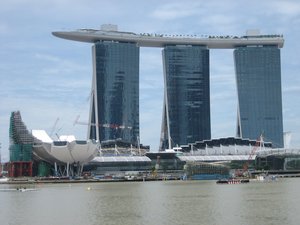 Putting a cruise liner on top of 3 skyscapers is so Singapore