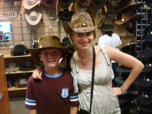 042. Mall of America. Taylor and me with cowboy hats