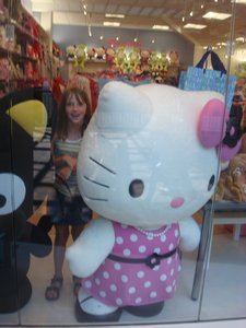 031. Mall of America. Emily and Hello Kitty