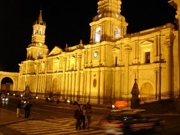 Arequpa{s Plaza de Armas by night