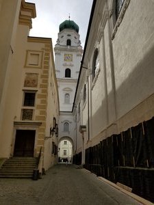 Upwards, ever onwrds through the narrow old streets of Passau
