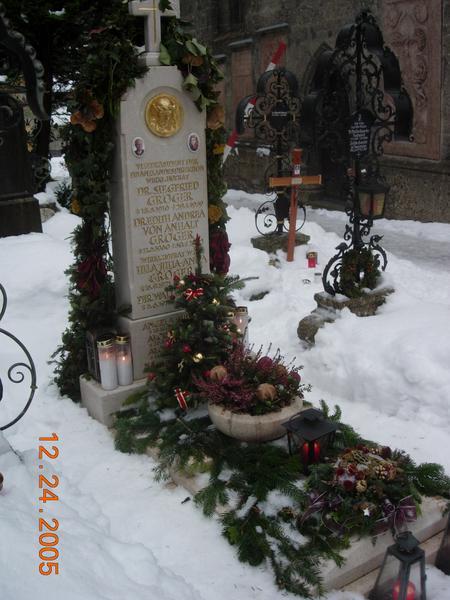 Gravesite decorated for Christmas