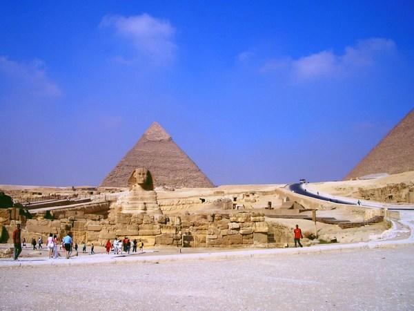 Sphinx menjaga piramid / Sphynx guarding the pyramids