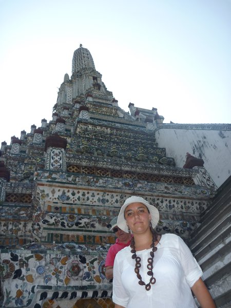 Sandra subiendo al Wat Arun