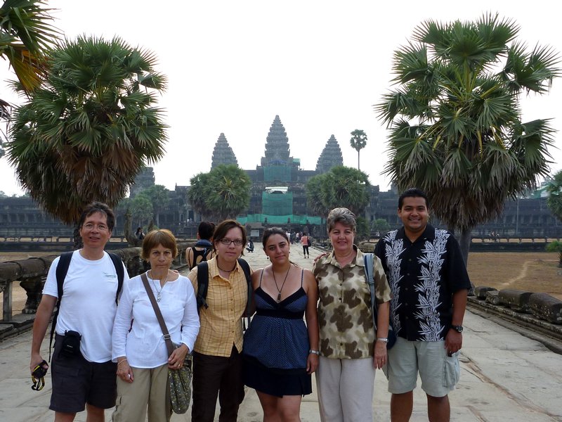 Todo el grupo en Angkor Wat