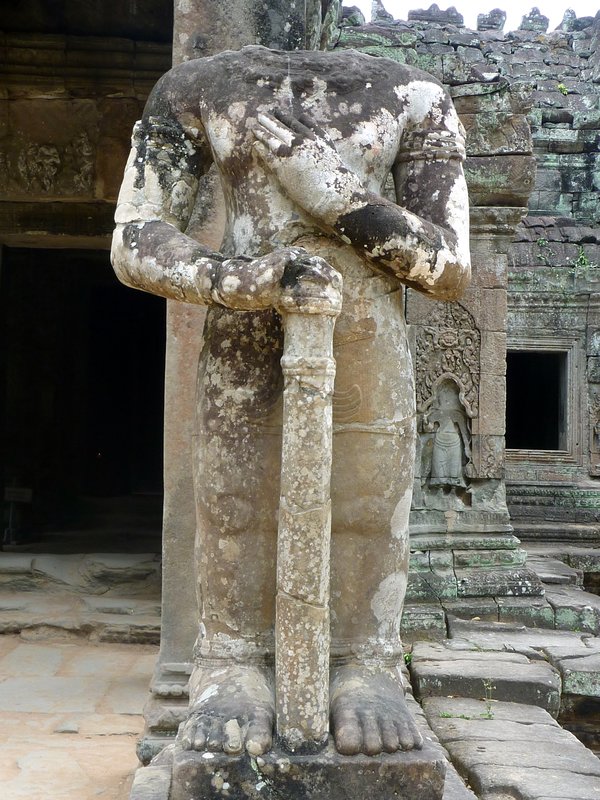 Estatua de guerrero en Preah Khan