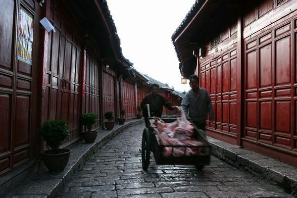 Bringing the meat to market, Lijiang