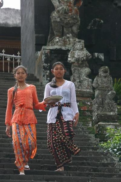 Balinese women, Besakih