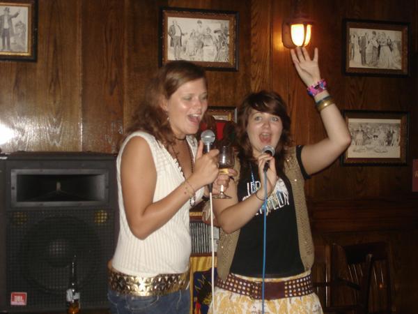 Karaoke Queens Remy & Flo
