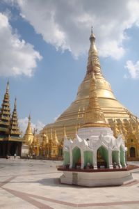 It's big! (Shwedagon Paya)