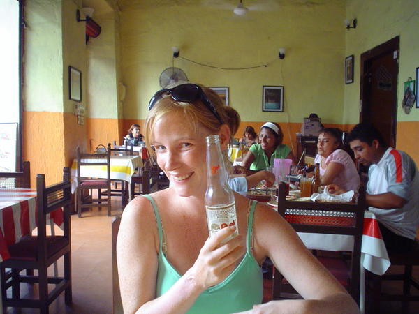 Krista en Sol in the local eatery in Merida