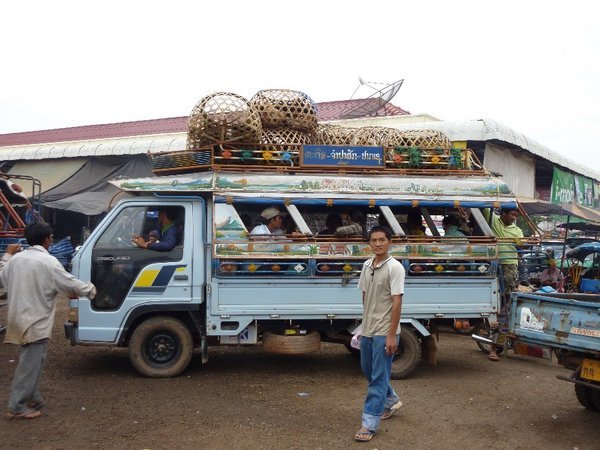 Bus med varer på vej til marked