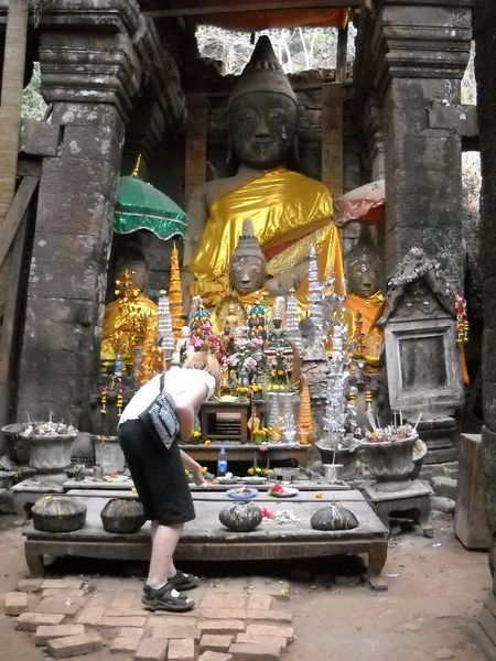 Freja foran buddhafigur (foto Julie)