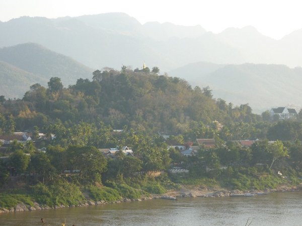 Luang Pranbang set fra den anden side af floden