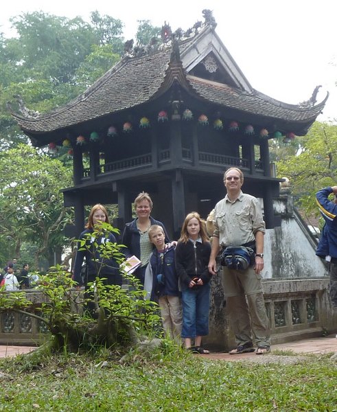 Familefoto foran Etpælspagoden