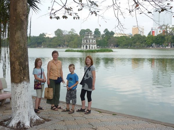 Skildpadde pagoden i Hoan Kiem søen ved dagslys
