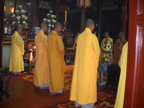 Munke under en cermoni i Thien Mu pagoden. (Foto: Julie)