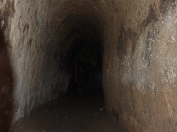 Nede i en tunnel der er gravet lidt højere.