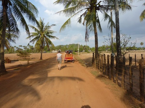 Paa vejen til Phnom Chhnork var der for mange huller i vejen til at vi kunne køre med tuk tukken.