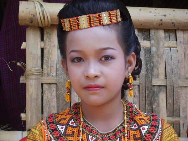 Rantepao - Kleindochter van overledene in tradionele kleding