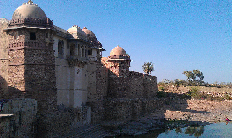 Palace complex and ghats at Fort 