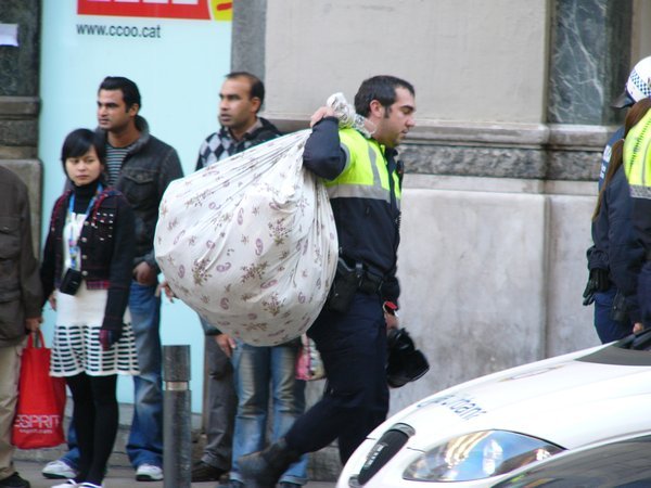 Police swoop on designer bags (2)