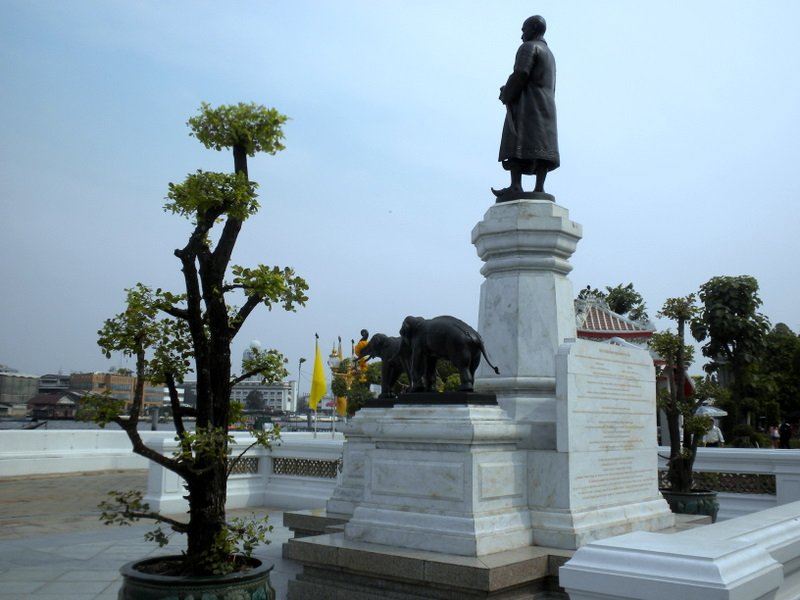 Statue of King Rama II