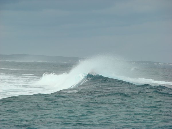Ces vagues de chaque coté du voilier, le chenal d'entré était très serré.