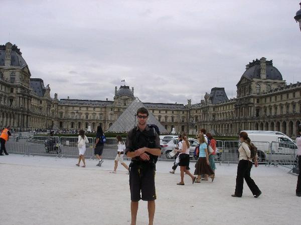 Steven infront of La Louvre