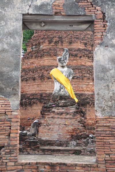 Ayutthaya Buddha amoungst the ruins