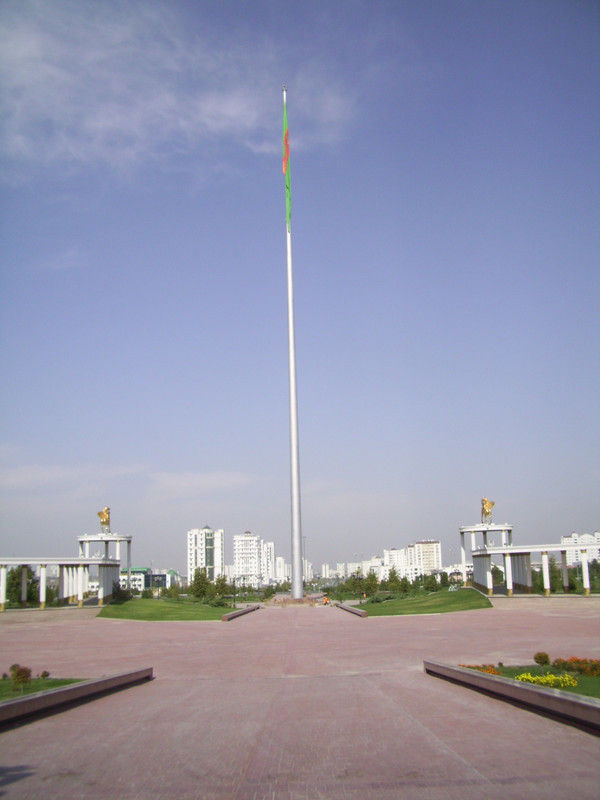 The largest Free Standing Flagpole in the World, no wind